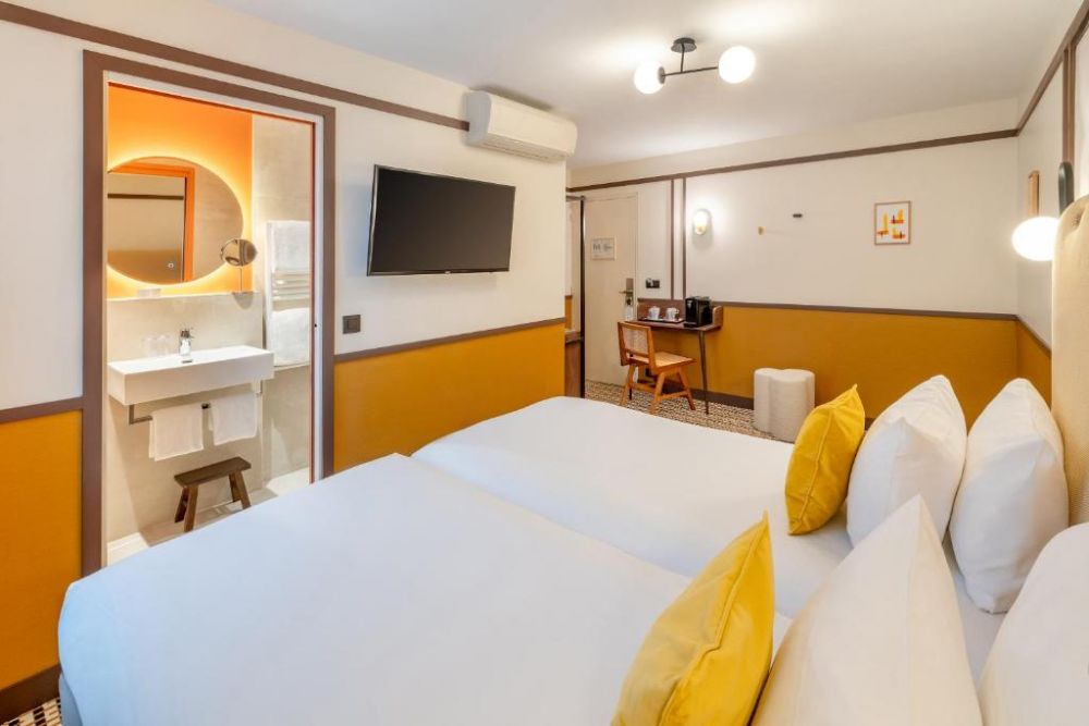 Standard twin room room